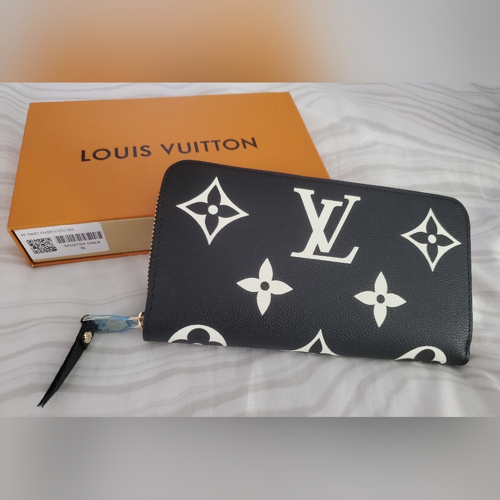 Louis Vuitton Monogram Black and White Zipper Wallet ✨️